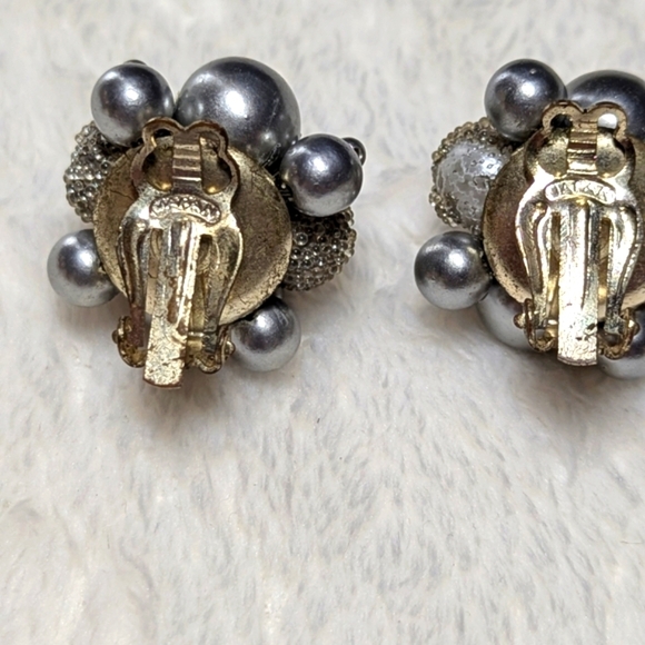 Vintage 50's Elegant Silvertone Faux Pearl Cluster Clip Earrings -Made in Japan - Picture 3 of 7